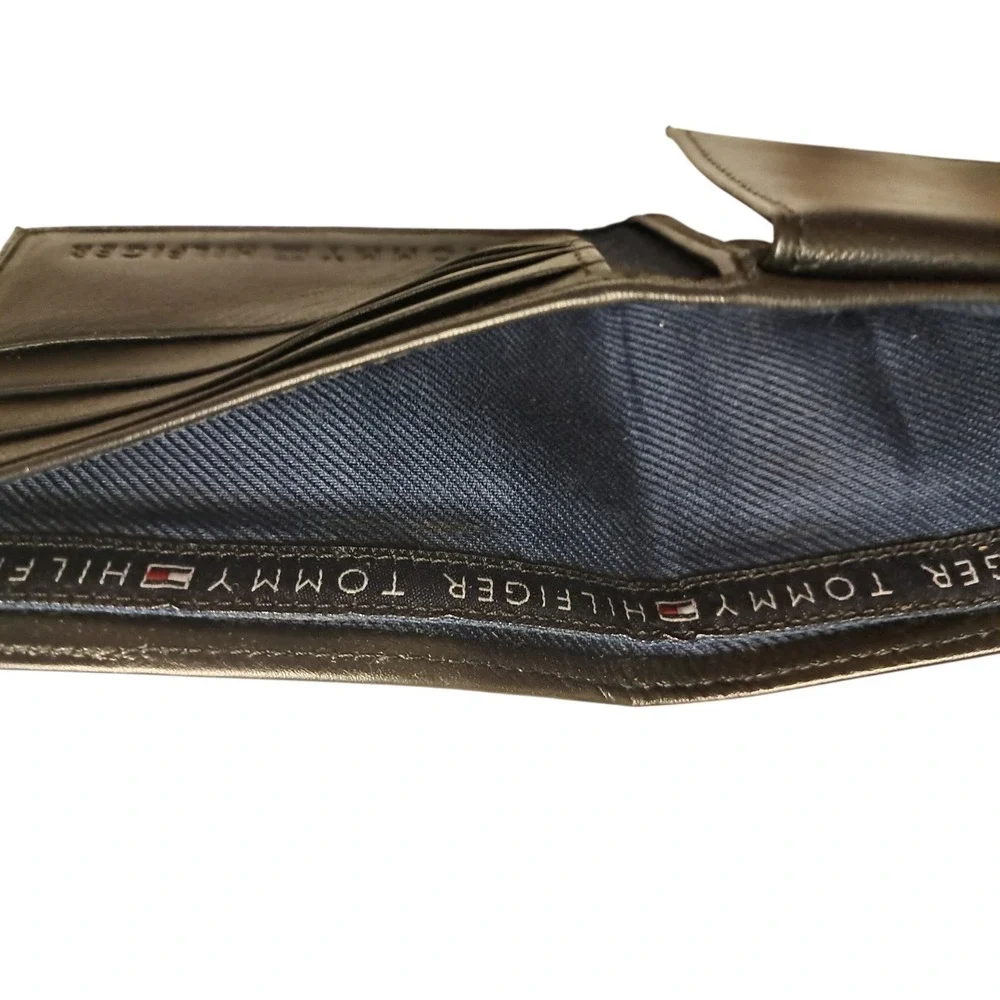 2005 Tommy Hilfiger Black Leather Bi Fold Wallet Passcase & Valet in Box